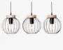 Sæt med tre pendellamper med runde, åbne metalskærme i mat sort finish. Hver lampe har en trædetalje øverst og en synlig pære hængende i midten. Designet kombinerer industrielle og moderne elementer med synlige pærer og et minimalistisk udtryk.