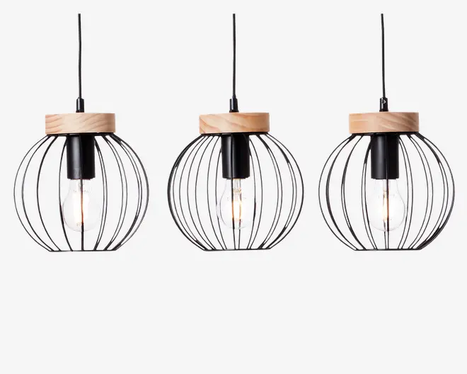 Sæt med tre pendellamper med runde, åbne metalskærme i mat sort finish. Hver lampe har en trædetalje øverst og en synlig pære hængende i midten. Designet kombinerer industrielle og moderne elementer med synlige pærer og et minimalistisk udtryk.
