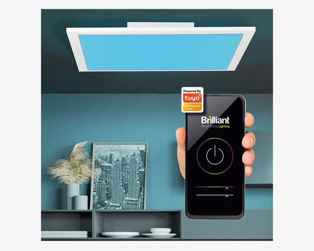 Rektangulær loftlampe med en moderne, slank hvid ramme og et blåt oplyst panel. Lampen er vist i et nutidigt rum. En hånd holder en smartphone med en smart belysnings-app, der viser, at lampen kan fjernstyres med muligheder for tænd/sluk, farve- og lysstyrkeregulering. Appen er mærket 'Brilliant' og har 'Powered by Tuya' smart home-integration.