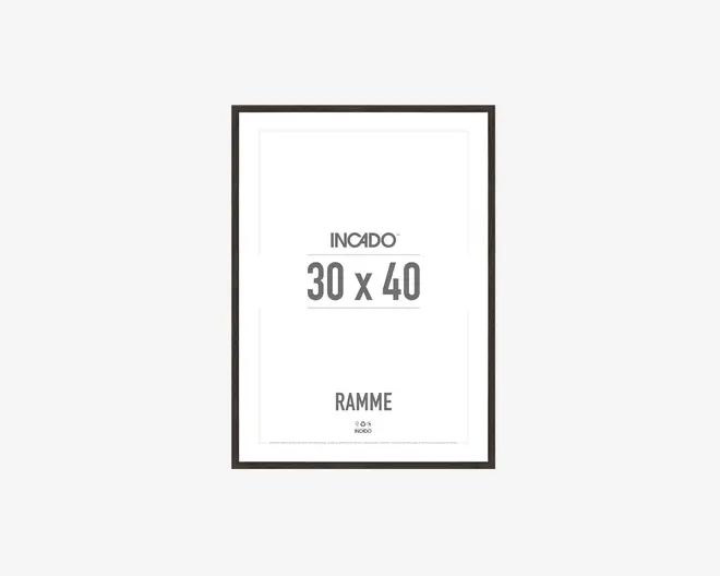 Rektangulær ramme med en tynd, sort kant og synlig hvid passepartout. Rammen er beregnet til billeder eller plakater i størrelsen 30 x 40 cm. Udtrykket er moderne og minimalistisk, hvilket passer til mange forskellige indretninger.