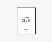 Rektangulær ramme med en tynd, sort kant og synlig hvid passepartout. Rammen er beregnet til billeder eller plakater i størrelsen 30 x 40 cm. Udtrykket er moderne og minimalistisk, hvilket passer til mange forskellige indretninger.