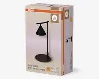 Produktæsken viser en moderne bordlampe med et minimalistisk design. Lampen har en mat sort finish, en rund flad fod, en lodret stang og en konisk skærm, der hænger fra en vandret arm. Æsken fremhæver vigtige egenskaber: 5 watt effekt, 330 lumen lysstyrke, 3000K varmt hvidt lys, tænd/sluk-knap og 5 års garanti.