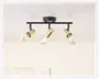 Loftmonteret lampe med tre justerbare lampehoveder. Lampen har en mat sort vandret stang og rund base, hvor hvert lampehoved er i børstet guld. Pærerne er synlige, runde og har synlige glødetråde, hvilket giver et moderne, industrielt udtryk. Hvert lampehoved kan vippes, så lyset kan rettes efter behov.