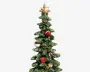 En dekorativ juletræsfigur med detaljerede grønne grene, en guldfarvet stjerne på toppen og en guirlande af guldfarvede perler. Træet er pyntet med røde og hvide kugler, en lille rød gave, slikstokke og gyldne roser, hvilket giver det et festligt og farverigt udseende.
