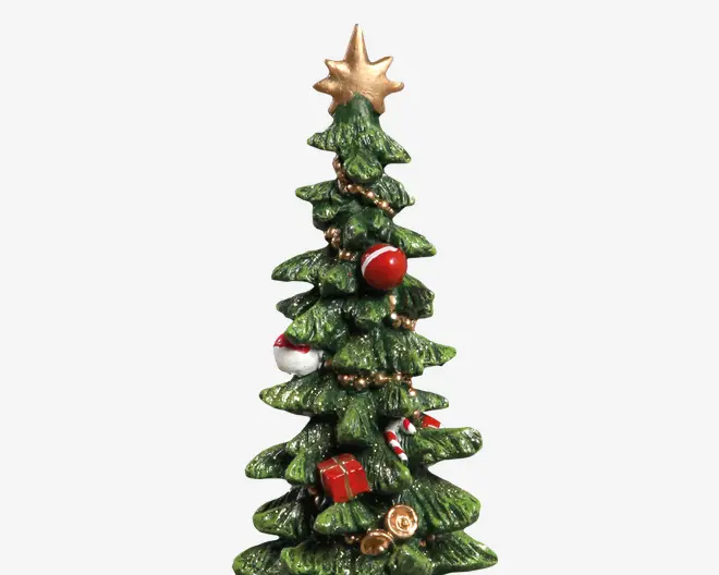 En dekorativ juletræsfigur med detaljerede grønne grene, en guldfarvet stjerne på toppen og en guirlande af guldfarvede perler. Træet er pyntet med røde og hvide kugler, en lille rød gave, slikstokke og gyldne roser, hvilket giver det et festligt og farverigt udseende.