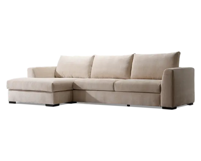 Moderne hjørnesofa med venstrevendt chaiselong, betrukket med lysebeige stof. Sofaen har tre store ryghynder og brede, flade armlæn for ekstra komfort. Designet er enkelt og minimalistisk med lige linjer og lave ben, hvilket passer godt til moderne boligindretning.