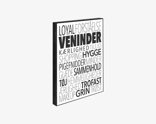 Rektangulært vægkunst med hvid baggrund og sort ramme, der viser en række danske ord i forskellige skrifttyper og størrelser. Ordene relaterer sig til venskab, såsom "VENINDER," "LOYAL," "FORSTÅELSE," "KÆRLIGHED," "HYGGE" og "SAMMENHOLD." Teksten er arrangeret i en moderne, typografisk stil, hvor nogle ord er fremhævet med fed skrift.