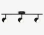 Moderne loftlampe med tre justerbare spotlys monteret på en lige sort metalstang. Hver spot har en cylindrisk form med mat sort finish og en hvid indvendig reflektor for optimal lysfordeling. Lampen fastgøres til loftet med en rund base, og spotlysene kan rettes individuelt for at fremhæve bestemte områder.