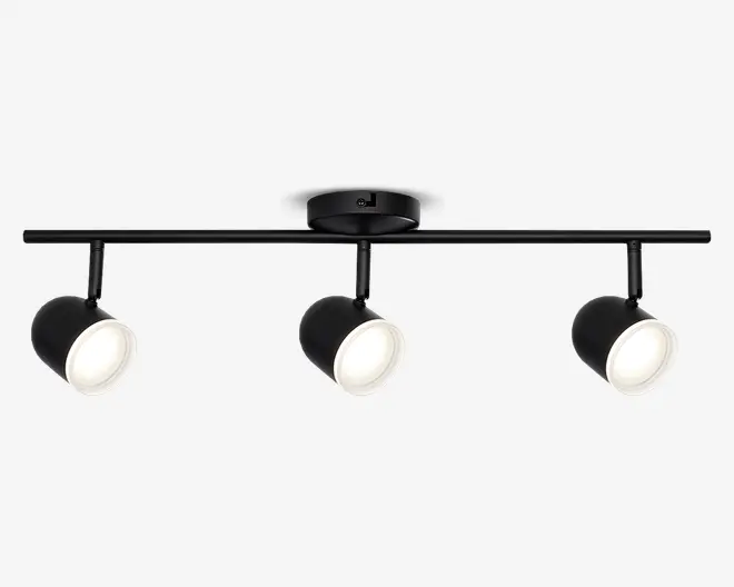 Moderne loftlampe med tre justerbare spotlys monteret på en lige sort metalstang. Hver spot har en cylindrisk form med mat sort finish og en hvid indvendig reflektor for optimal lysfordeling. Lampen fastgøres til loftet med en rund base, og spotlysene kan rettes individuelt for at fremhæve bestemte områder.