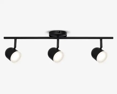 Moderne loftlampe med tre justerbare spotlys monteret på en lige sort metalstang. Hver spot har en cylindrisk form med mat sort finish og en hvid indvendig reflektor for optimal lysfordeling. Lampen fastgøres til loftet med en rund base, og spotlysene kan rettes individuelt for at fremhæve bestemte områder.