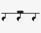 Moderne loftlampe med tre justerbare spotlys monteret på en lige sort metalstang. Hver spot har en cylindrisk form med mat sort finish og en hvid indvendig reflektor for optimal lysfordeling. Lampen fastgøres til loftet med en rund base, og spotlysene kan rettes individuelt for at fremhæve bestemte områder.