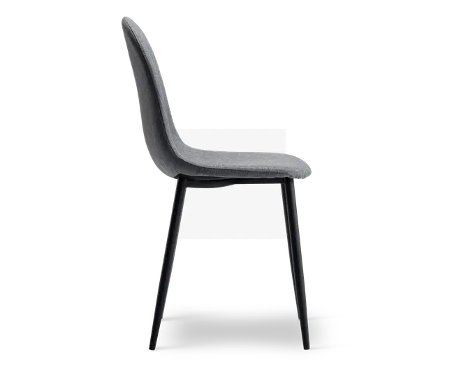 Sidebillede af en moderne stol med let buet, polstret ryg og sæde i blødt gråt stof. Stolen har slanke, sorte metalben, der er let udadgående, hvilket giver et minimalistisk og moderne udtryk. Sæde og ryg er sømløst forbundet og giver ergonomisk støtte.