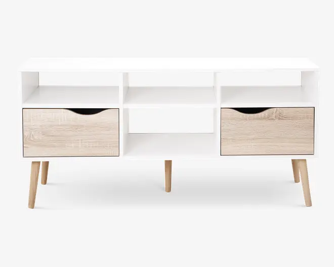 Rektangulær hvid opbevaringsenhed med fire skråtstillede ben i lyst træ, to rummelige skuffer i lyst træ med buede sorte udskæringer som greb, tre åbne hylder over skufferne samt en central åben hylde til ekstra opbevaring eller udstilling.