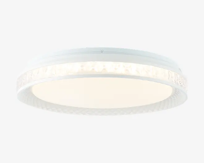 Rund loftlampe med hvid, mat diffuser og et dekorativt bånd langs kanten med et krystal-lignende, tekstureret mønster. Lampen har et lavt design, der giver jævn og blød belysning, velegnet til moderne indretning.