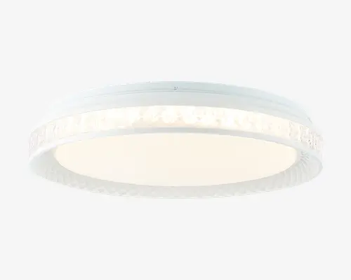 Rund loftlampe med hvid, mat diffuser og et dekorativt bånd langs kanten med et krystal-lignende, tekstureret mønster. Lampen har et lavt design, der giver jævn og blød belysning, velegnet til moderne indretning.