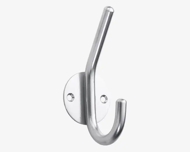 En vægkrog i metal med børstet sølvfinish, der har en rund bagplade med to synlige skruehuller til montering. Krogen har to arme: en længere, opadgående arm og en kortere, udadbuet arm, velegnet til ophæng af jakker, hatte eller tasker.