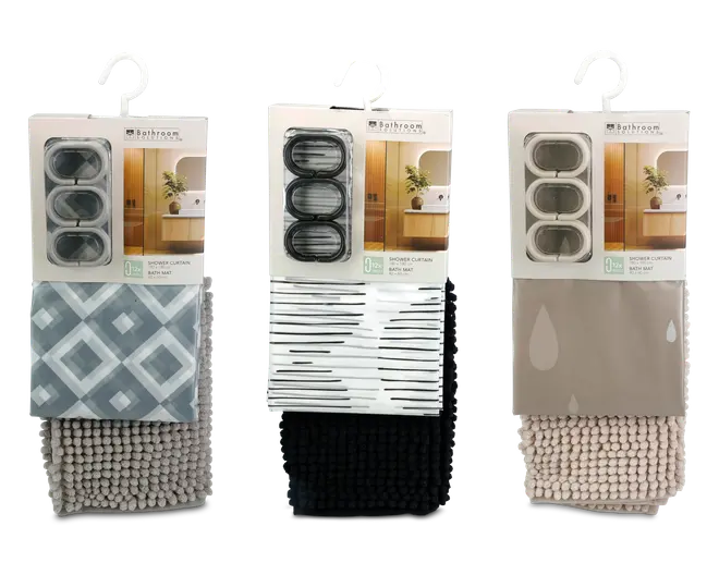 Tre indpakkede badesæt, hver med et badeforhæng, bademåtte og gardinringe. Det første sæt har et geometrisk diamantmønster i grå nuancer med en matchende lysegrå tekstureret måtte. Det andet sæt har et moderne sort-hvidt stribet forhæng med en ensfarvet sort tekstureret måtte. Det tredje sæt viser et taupefarvet forhæng med diskrete vanddråbe-designs og en beige tekstureret måtte. Hvert sæt indeholder tre gardinringe i matchende farver.