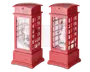 Et sæt af dekorative lanterner udformet som klassiske britiske telefonbokse, malet i klar rød. Hver lanterne har gennemsigtige vinduer på alle sider, der viser hyggelige julescener indeni – den ene med en julemandsfigur, der holder en lanterne, og den anden med en snemand iført halstørklæde og hat. Begge indvendige scener er fyldt med kunstig sne, hvilket giver en sneboldeffekt. Basen er solid med præget stjernedekoration, og toppen er let hvælvet med et kroneemblem. Lanternerne egner sig til borddekoration og tilfører julepynten et legende og festligt præg.