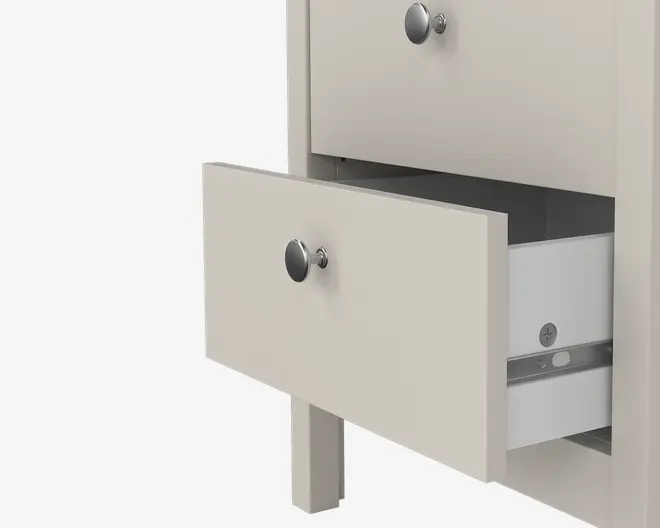 Nærbillede af en lys beige skuffeenhed med to skuffer, hvoraf den ene er delvist åben. Skufferne har runde, metalgreb for nem håndtering. Indersiden af den åbne skuffe viser en glat, hvid finish og solide metalskinner, der sikrer let åbning og lukning. Designet er enkelt og moderne med rene linjer og en mat overflade.
