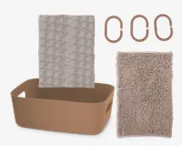 Sættet indeholder en rektangulær opbevaringskurv med afrundede hjørner og indbyggede håndtag, lavet af glat, mat brun plastik. Der medfølger også tre matchende ovale kroge, en tekstureret bademåtte med bløde, tykke chenille-løkker i taupe farve samt et mønstret håndklæde med et diskret skælmønster i lysegrå nuancer. Produkterne er afstemt i neutrale farver for et harmonisk udtryk.