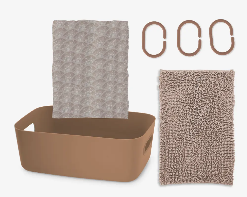 Sættet indeholder en rektangulær opbevaringskurv med afrundede hjørner og indbyggede håndtag, lavet af glat, mat brun plastik. Der medfølger også tre matchende ovale kroge, en tekstureret bademåtte med bløde, tykke chenille-løkker i taupe farve samt et mønstret håndklæde med et diskret skælmønster i lysegrå nuancer. Produkterne er afstemt i neutrale farver for et harmonisk udtryk.