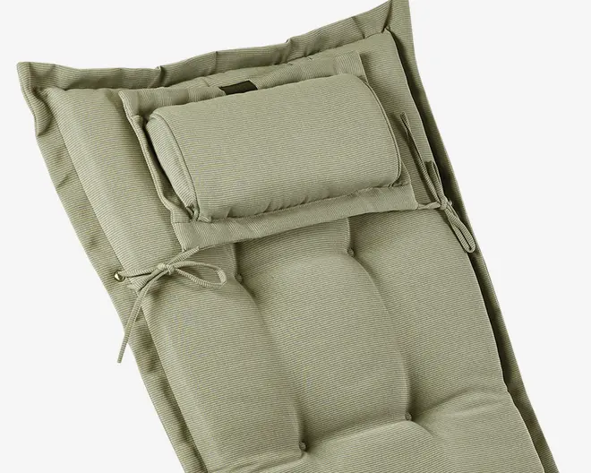 Lys olivengrøn pude med blødt, tekstureret stof og diskret nålestribet mønster. Har en tyk, polstret udformning med indsyede knapper for ekstra komfort. Inkluderer en aftagelig, cylindrisk nakkepude, der fastgøres med stofsnore, samt ekstra snore i siderne til nem fastgørelse på møbler. Kanterne er pænt afsluttede med en let hævet kant for ekstra støtte.