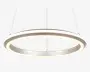 Et moderne, cirkulært pendellys med et slankt, minimalistisk design. Lampen har en bred, flad ring med integreret LED-belysning langs den indvendige kant, hvilket giver jævn belysning. Den hænger fra loftet i tre tynde metalwirer, hvilket giver et svævende udtryk. Overfladen er mat hvid og passer godt til moderne indretning.