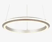 Et moderne, cirkulært pendellys med et slankt, minimalistisk design. Lampen har en bred, flad ring med integreret LED-belysning langs den indvendige kant, hvilket giver jævn belysning. Den hænger fra loftet i tre tynde metalwirer, hvilket giver et svævende udtryk. Overfladen er mat hvid og passer godt til moderne indretning.