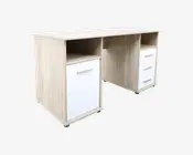 Rektangulært skrivebord med lyst trælook og hvide detaljer. Venstre side har et stort skab med hvid låge og sølvfarvet greb samt en åben hylde ovenover. Højre side har tre hvide skuffer med sølvgreb og en åben hylde øverst. Skrivebordet har en rummelig bordplade og et moderne, minimalistisk design.