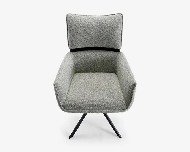 Moderne stol med lysegråt polstret stof, bredt og blødt sæde samt let skrånende ryglæn for komfort. Stolen har armlæn, der er integreret i siderne, og står på en sort metalbase med fire ben i krydsdesign for stabilitet.