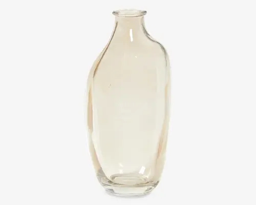 Klar glasvase med høj, let buet krop og smal hals. Vasens overflade er glat, og den har en tyk, solid bund, hvilket gør den velegnet til blomster eller som dekoration.
