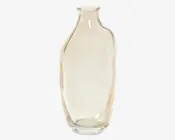 Klar glasvase med høj, let buet krop og smal hals. Vasens overflade er glat, og den har en tyk, solid bund, hvilket gør den velegnet til blomster eller som dekoration.