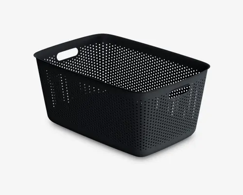 Rektangulær sort opbevaringskurv med afrundede hjørner og perforeret design på alle sider for ventilation. Kurven har integrerede håndtag på to modsatte sider for nem transport. Fremstillet af holdbar plast, let og stabelbar.