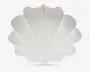 En hvid, muslingeformet lampeskærm med en glat, mat overflade. Designet har bløde, bølgede kanter og segmenter, der stråler ud fra midten og giver et organisk udtryk. Lampeskærmen er symmetrisk og har et moderne, minimalistisk look.