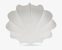 En hvid, muslingeformet lampeskærm med en glat, mat overflade. Designet har bløde, bølgede kanter og segmenter, der stråler ud fra midten og giver et organisk udtryk. Lampeskærmen er symmetrisk og har et moderne, minimalistisk look.