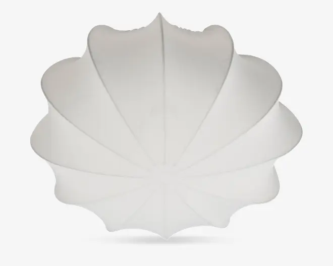 En hvid, muslingeformet lampeskærm med en glat, mat overflade. Designet har bløde, bølgede kanter og segmenter, der stråler ud fra midten og giver et organisk udtryk. Lampeskærmen er symmetrisk og har et moderne, minimalistisk look.