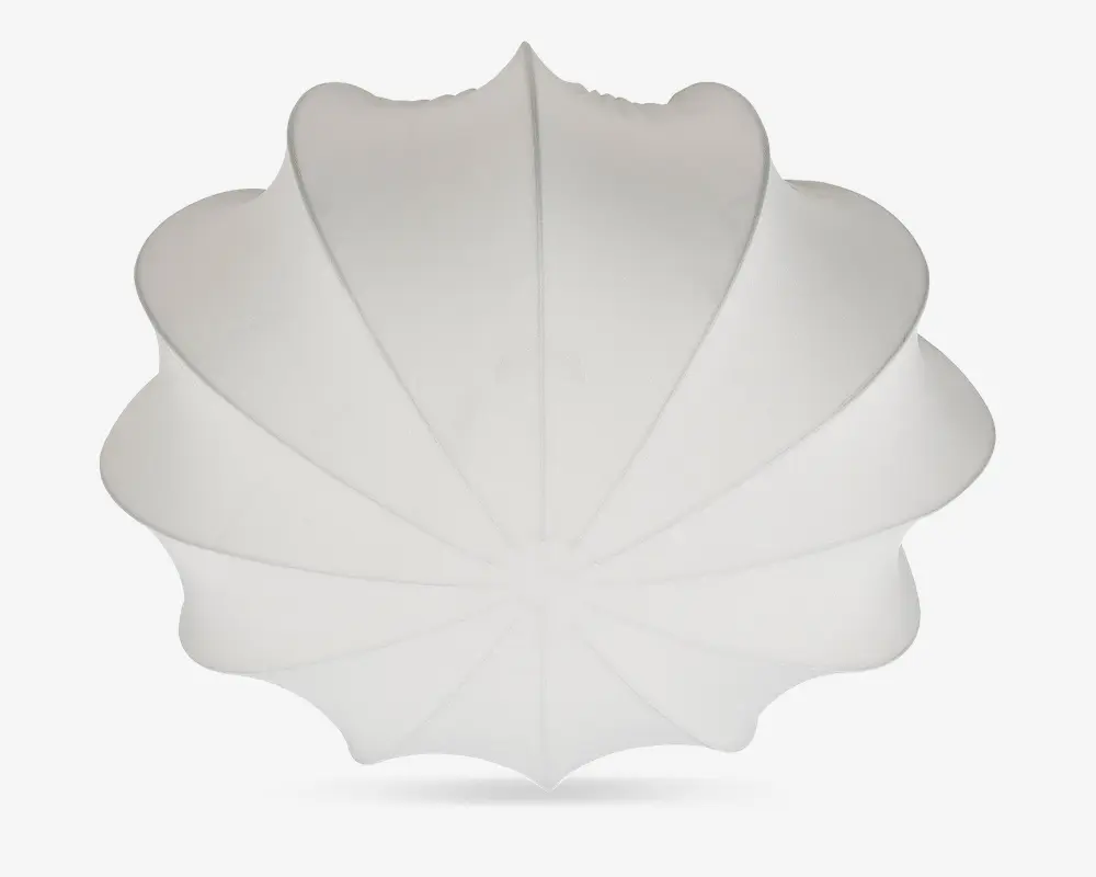 En hvid, muslingeformet lampeskærm med en glat, mat overflade. Designet har bløde, bølgede kanter og segmenter, der stråler ud fra midten og giver et organisk udtryk. Lampeskærmen er symmetrisk og har et moderne, minimalistisk look.