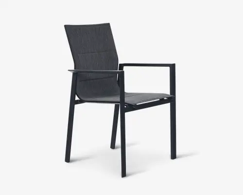 Stol med et slankt, moderne design med mørk metalramme og armlæn. Sædet og ryglænet er lavet af et netlignende stof, der giver åndbarhed og komfort. Ryglænet er let vinklet for ergonomisk støtte, og den samlede konstruktion er let, men robust.