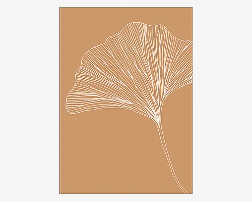 Minimalistisk vægkunst med et enkelt, stort ginkgoblad tegnet med hvid streg på en ensfarvet lysebrun baggrund. Bladet har fine, indviklede årer og en lang, slank stilk, hvilket giver et moderne og elegant udtryk. Designet er enkelt og stilrent, velegnet til moderne boligindretning.