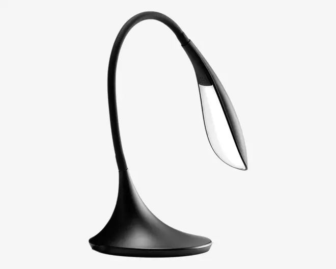 En moderne, sort skrivebordslampe med et slankt, buet design. Lampen har en fleksibel hals, der gør det muligt at justere lysretningen, samt en bred og stabil fod. Lyskilden er integreret i det aflange lampehoved og giver et jævnt og blødt lys.