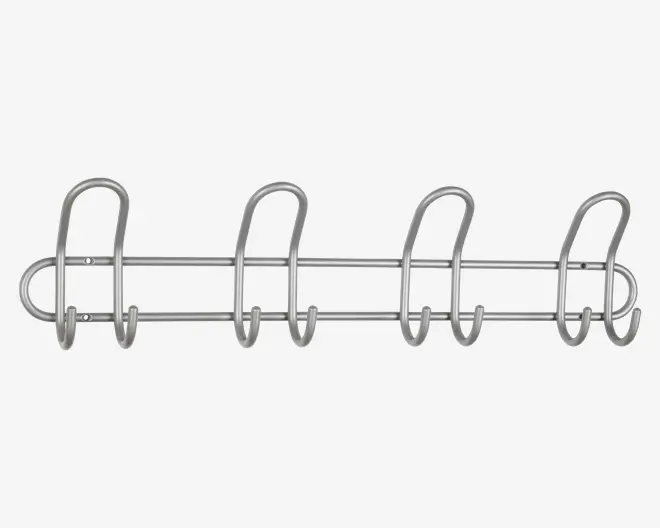 Væghængt holder lavet af sølvfarvet metal med fem store, afrundede kroge. Hver krog er formet af et enkelt stykke metal og har en glat, buet form til ophængning af genstande. Holderen har et minimalistisk, åbent design med to vandrette stænger for stabilitet og fastgøres til væggen med synlige skruer i hver ende.