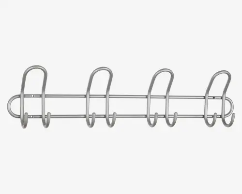 Væghængt holder lavet af sølvfarvet metal med fem store, afrundede kroge. Hver krog er formet af et enkelt stykke metal og har en glat, buet form til ophængning af genstande. Holderen har et minimalistisk, åbent design med to vandrette stænger for stabilitet og fastgøres til væggen med synlige skruer i hver ende.