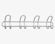 Væghængt holder lavet af sølvfarvet metal med fem store, afrundede kroge. Hver krog er formet af et enkelt stykke metal og har en glat, buet form til ophængning af genstande. Holderen har et minimalistisk, åbent design med to vandrette stænger for stabilitet og fastgøres til væggen med synlige skruer i hver ende.