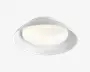 Hvid oval loftlampe med en lav rund ramme og en glat, matteret diffuser i midten.