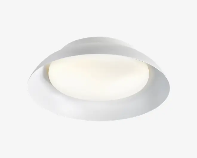 Hvid oval loftlampe med en lav rund ramme og en glat, matteret diffuser i midten.