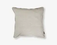 Rektangulær pude med et diskret, fint sort-hvidt nålestribet mønster. Stoffet ser blødt og tæt vævet ud med pænt afsluttede kanter og et lille stofmærke i den ene side. Puden fremstår let fyldig og støttende.