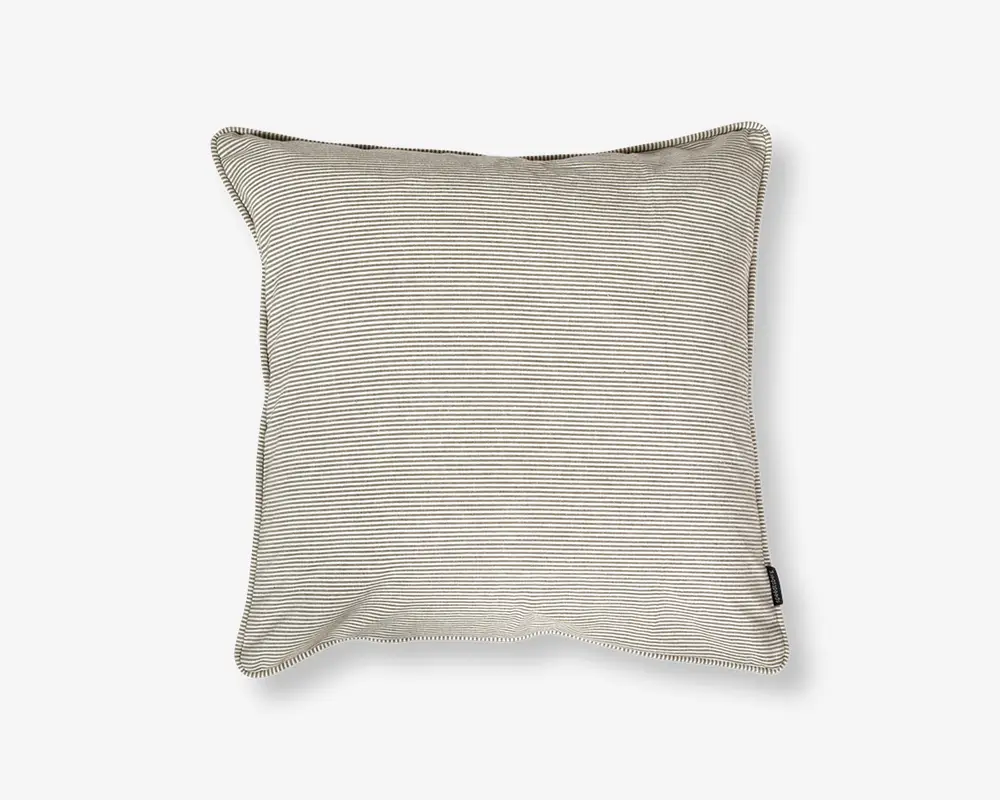 Rektangulær pude med et diskret, fint sort-hvidt nålestribet mønster. Stoffet ser blødt og tæt vævet ud med pænt afsluttede kanter og et lille stofmærke i den ene side. Puden fremstår let fyldig og støttende.