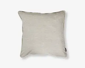 Rektangulær pude med et diskret, fint sort-hvidt nålestribet mønster. Stoffet ser blødt og tæt vævet ud med pænt afsluttede kanter og et lille stofmærke i den ene side. Puden fremstår let fyldig og støttende.