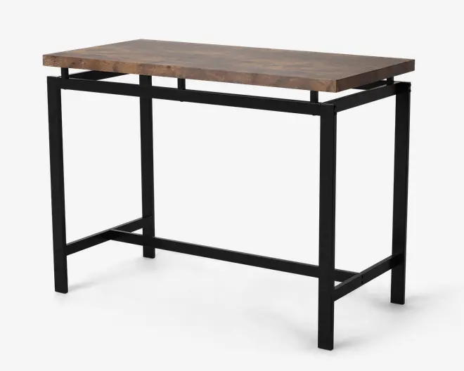 Rektangulært bord med en kraftig, rustik bordplade i træ, der har synlige træårer og en mat finish. Bordet understøttes af en solid sort metalramme med lige ben og tværstænger for ekstra stabilitet. Designet kombinerer industrielle og moderne elementer og passer til mange forskellige indretninger.