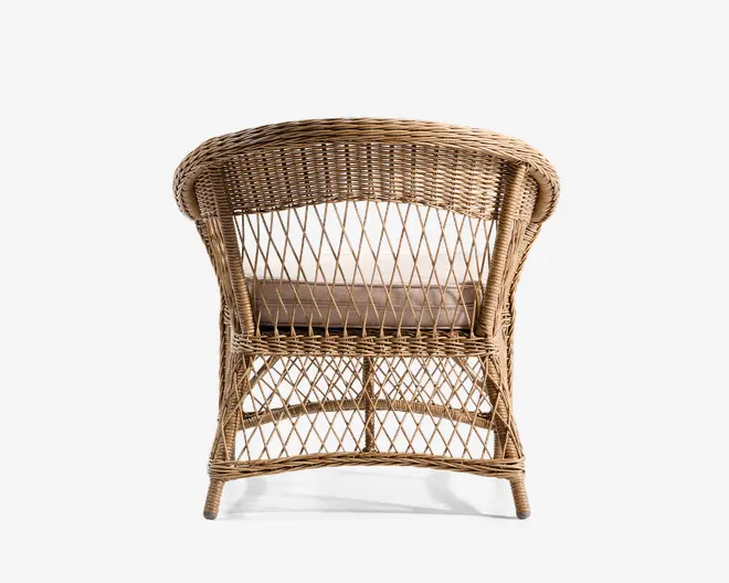 Stol med stel af naturlig rattan, buet ryglæn og armlæn. Det åbne fletmønster danner et diamantmønster på ryg og sider, hvilket giver god ventilation og et let udtryk. Sædet har en aftagelig, lys hynde for ekstra komfort. Benene er let udadbuede for øget stabilitet.